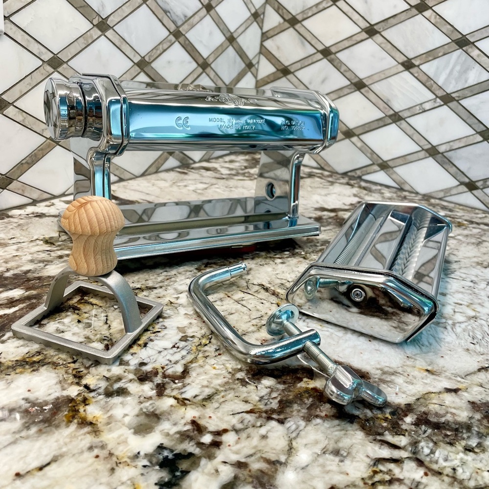 Marcato Atlas 180 Pasta Maker. LIKE NEW.  BONUS: Cookbook